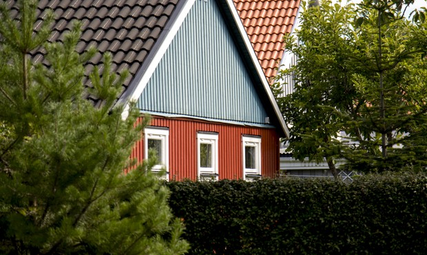 Gaveln på ett hus i ett villaområde.