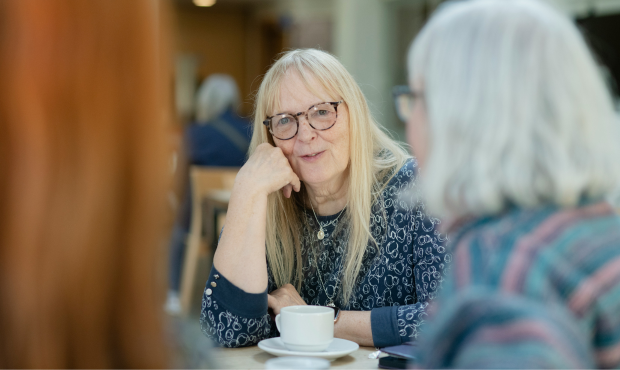 Foto på två äldre damer som är ute och går med stavar. 