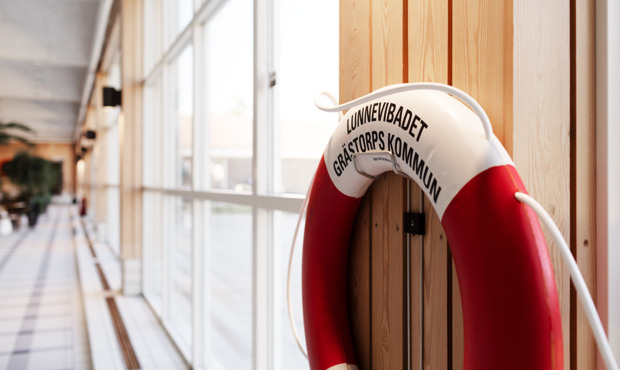 Livboj upphängd på väggen på Lunnevibadet.