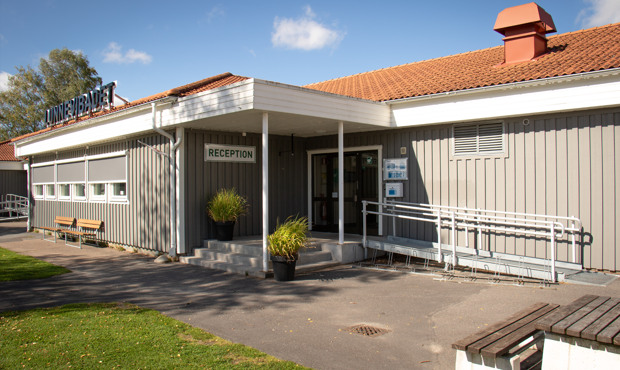 Entrén till Lunnevibadet med ramp och trappa.