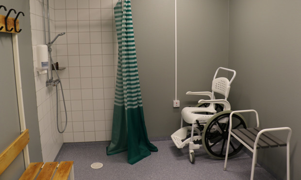 Tillgänglighetsanpassat omklädningsrum.