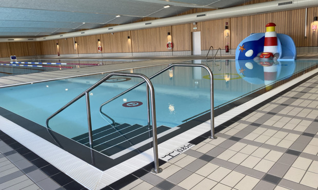 Lilla bassängen med trappa ner i bassängen.