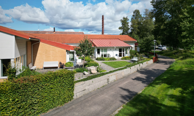 Foto taget bakom Vistegården en solig dag.