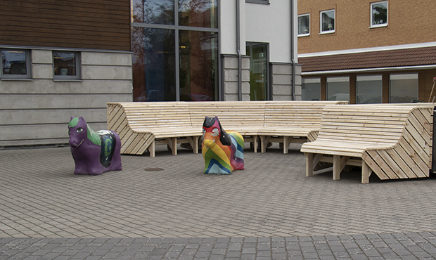 En del av torget där de nya möblerna står mot framsidan av kulturhset.