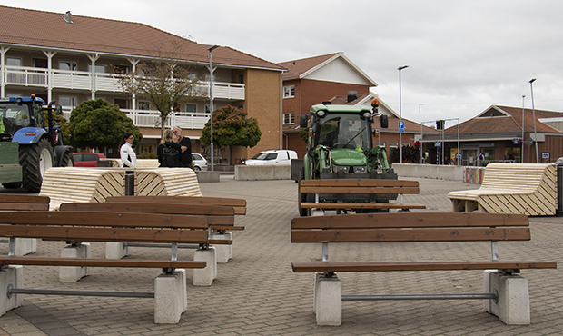 De gamla möblerna lyfts bort av en traktor.