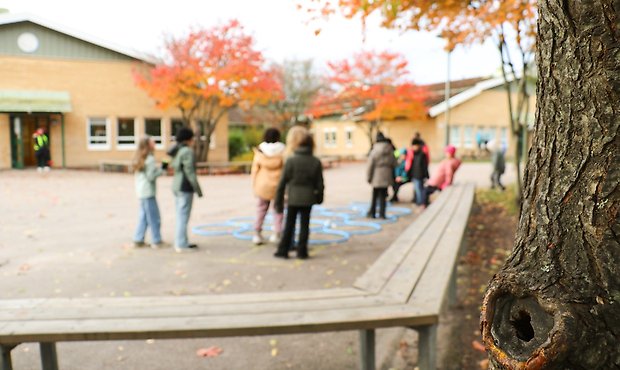 Foto på barn som leker med ringar som ligger på skolgården.