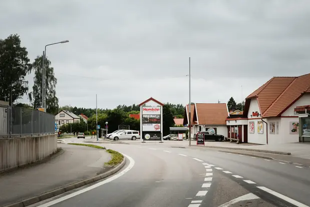 Foto av Södergatan med Hemköp i bakgrunden.