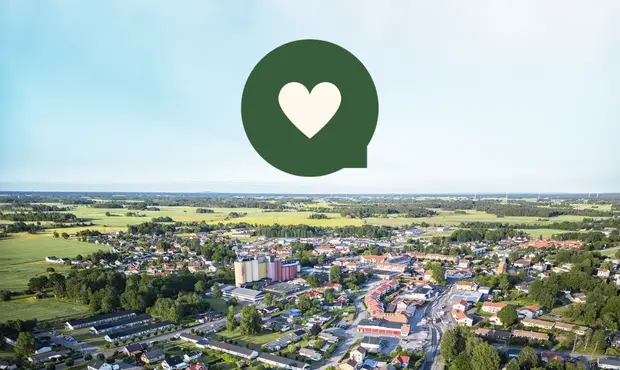 Drönarbild över Grästorp med en pratbubbla med ett hjärta i.