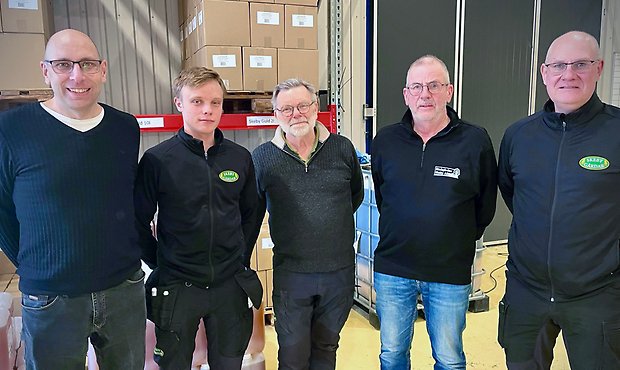 Foto på Nicklas Lundberg, Adam Boqvist, Göran Sundberg, Gunnar Ljungström, Mats Andersson från Skeby Gårdar som deltar i förberedelserna inför försöket med att få fram västsvenska rostade solroskärnor.