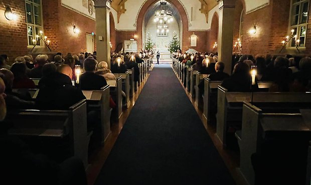 Foto över altargången i en julpyntad kyrka.