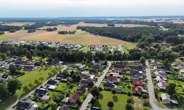 Drönarbild över Grästorp där man ser ut mot Brännebacka. 